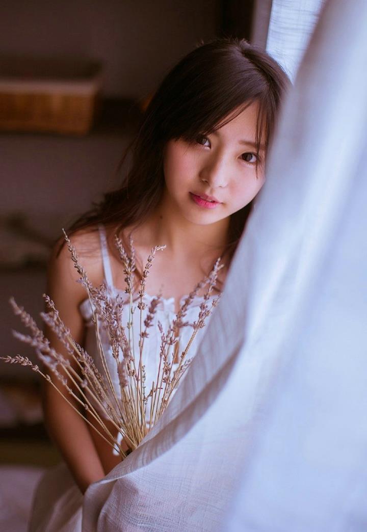 女生在房间内隐私
