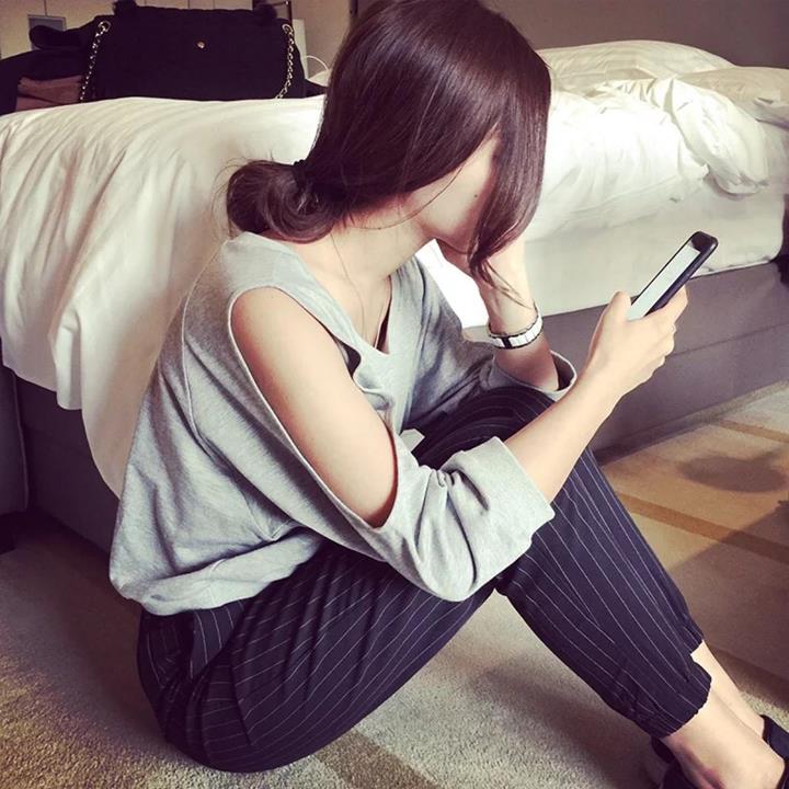 床边伤心失落的女人 女性噩梦