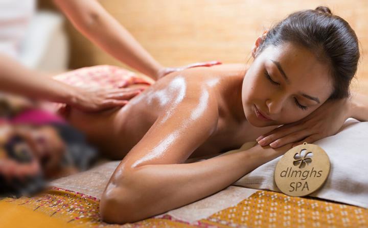 女性顾客享受美妙的异性spa流程
