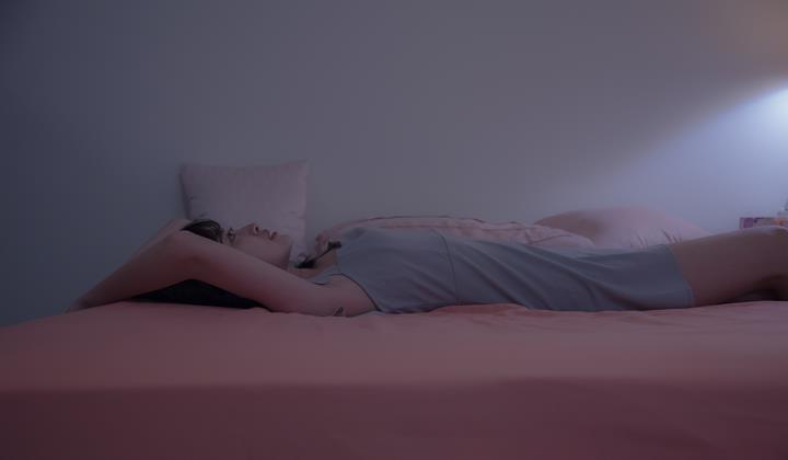 女生心情差躺床上睡不着觉