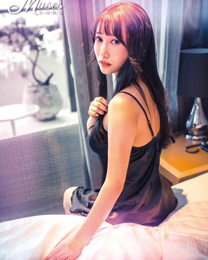 丝质睡衣性感女人独自在房间