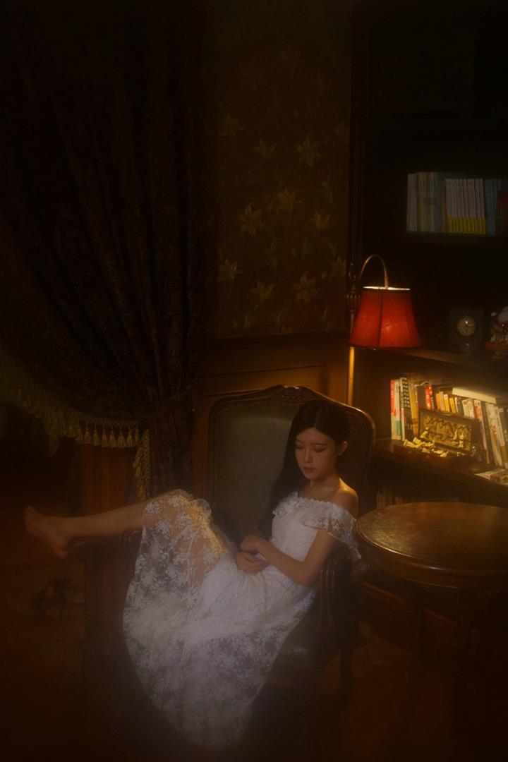 独守空房受到老公冷落的美女
