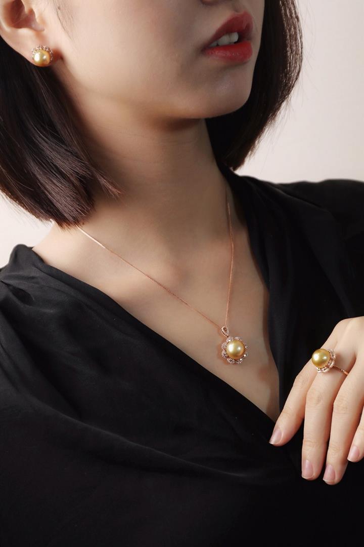 穿金戴银有钱女人